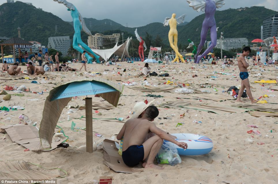 Litter on Chinese beaches 12