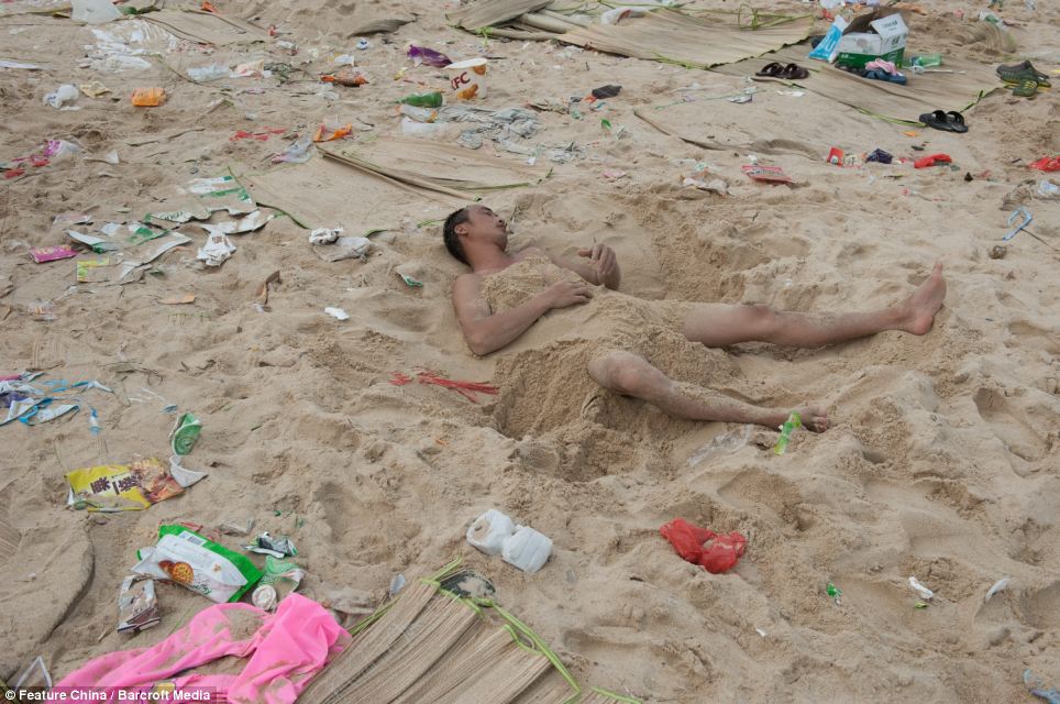 Litter on Chinese beaches 7